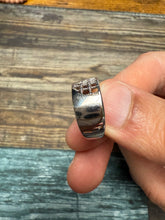 Load image into Gallery viewer, Men’s 925 silver band with Dharih design