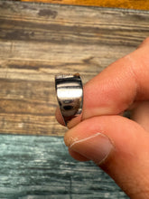 Load image into Gallery viewer, Men’s 925 silver band with Dharih design