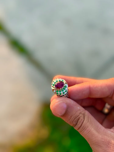 Yaqut ring with additional gemstones